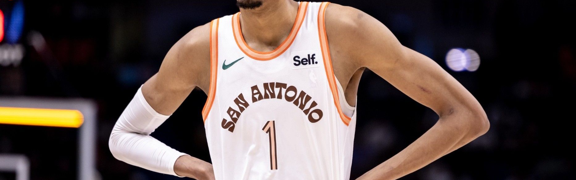 ESPN预测新赛季：马刺和老鹰有望强势反弹，雄鹿湖人存隐患